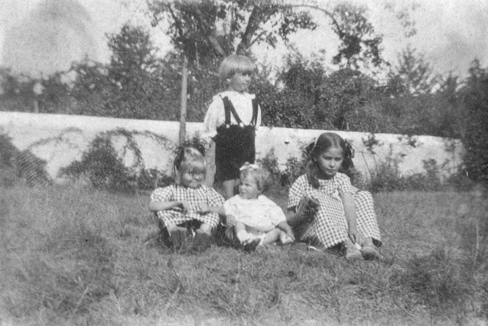 Tante neveu et nièces Cartigny août 1923 RSITE.jpg