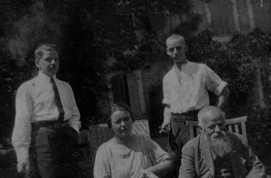 Riri, Marius, Pasteur Bachofen et sa femme 1924 RSITE.jpg
