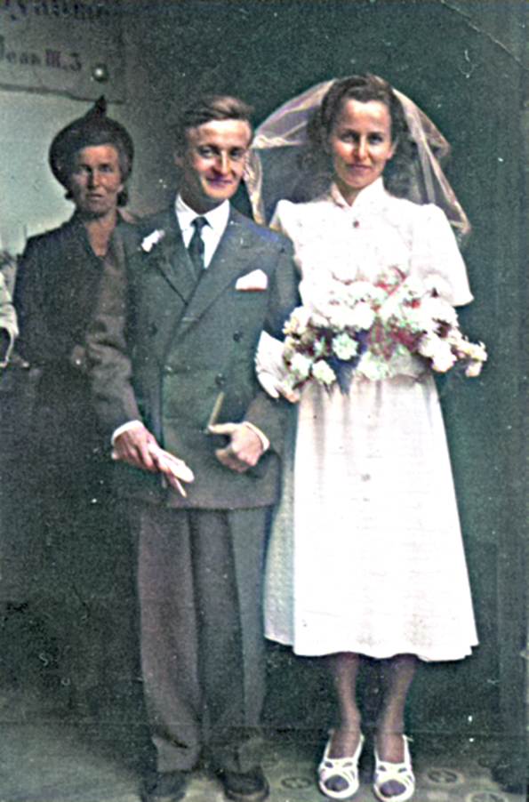 Une image contenant personne, robe, robe de mariée, fleur

Description générée automatiquement