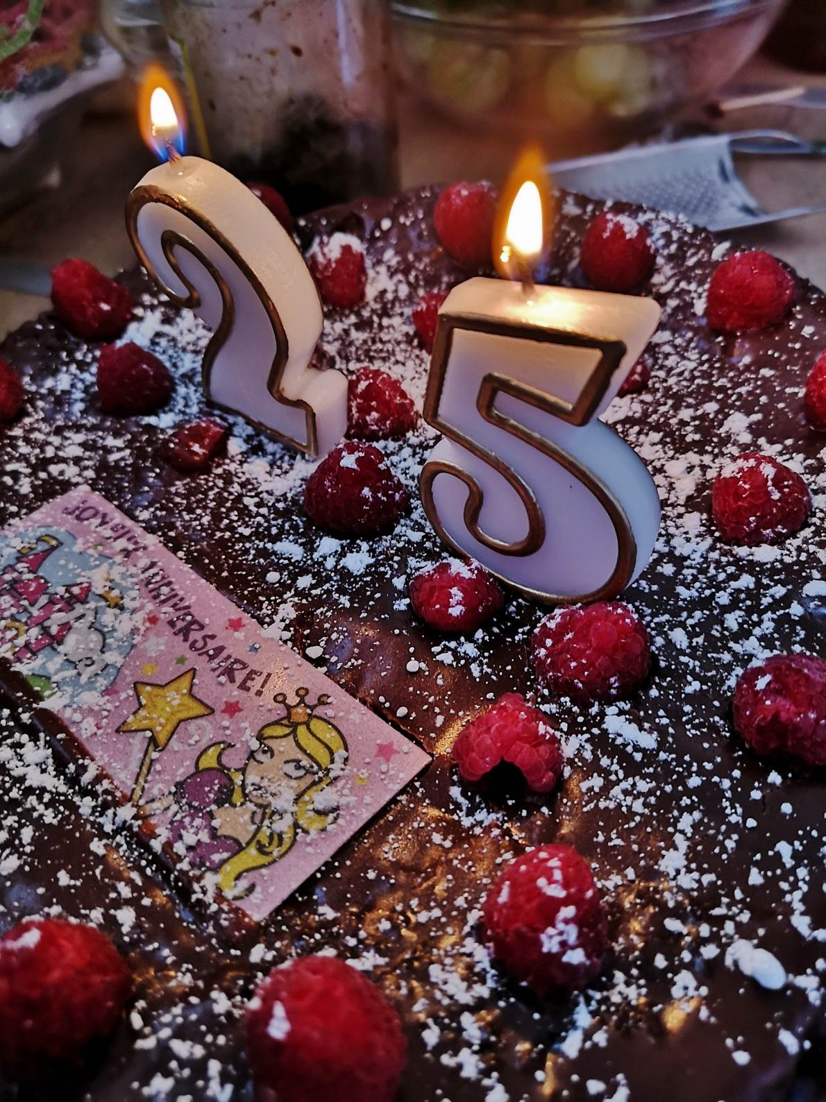 Une image contenant gâteau, table, anniversaire, assiette

Description générée automatiquement