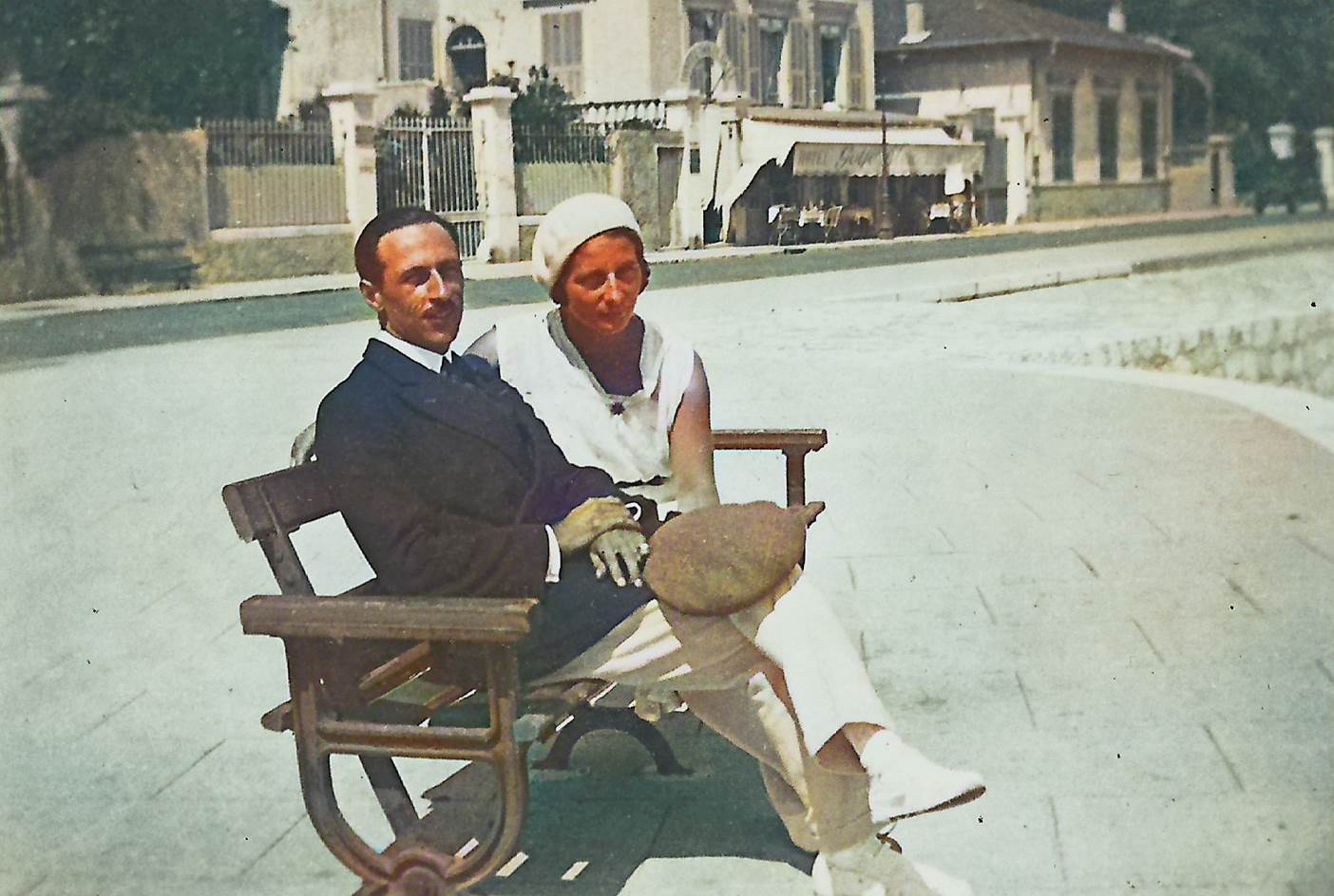 Une image contenant habits, personne, plein air, meubles

Description gnre automatiquement