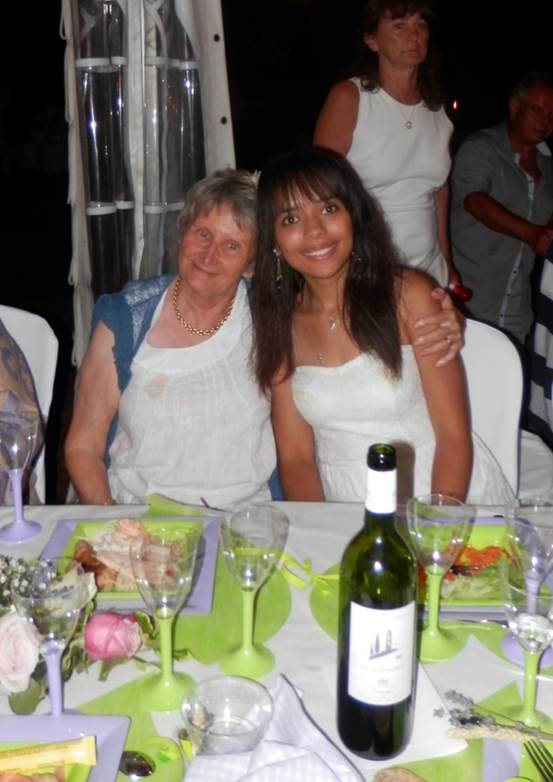 Une image contenant personne, bouteille, vaisselle, habits

Le contenu gnr par lIA peut tre incorrect.