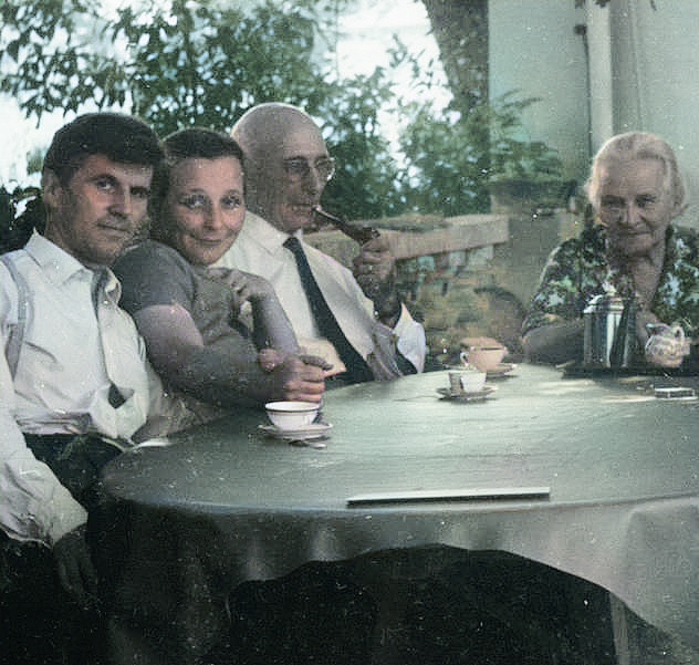 Une image contenant habits, personne, Visage humain, table

Description gnre automatiquement